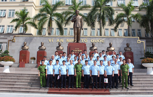 Các đại biểu và học viên khóa học chụp ảnh lưu niệm tại Tượng đài Chủ tịch Hồ Chí Minh và các cố Bộ trưởng Bộ Nội vụ, Bộ Công an.